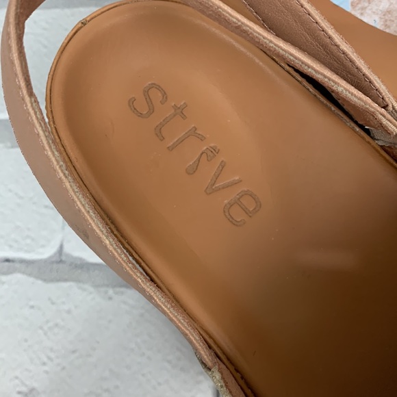 Strive Mara Leather Sandals. Size 10.5. Creme sparkle champagne. Cushioned - Picture 2 of 11
